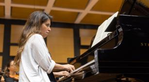 A pianista Sylvia Thereza durante ensaio na Casa da Ospa [Divulgação/Vitória Proença]]