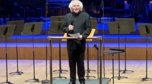 Simon Rattle discursa no Barbican Centre (reprodução YouTube)