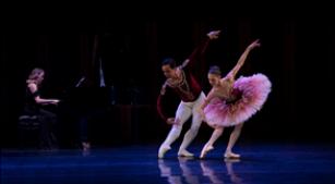 A pianista Olga Kopylova e os bailarinos Alan Marques e Marina Peña (divulgação, André Porto)