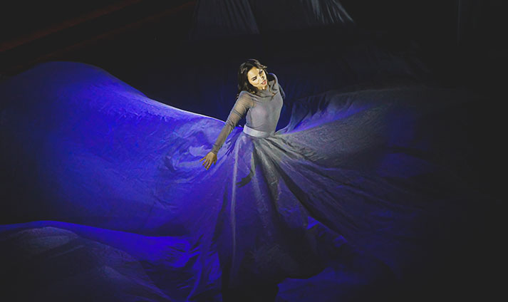 A soprano Isabella Luchi em cena da ópera de André Mehmari (divulgação, COES) A soprano Isabella Luchi em cena da ópera de André Mehmari (divulgação, COES)