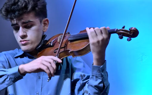 Guido Sant’Anna na fase semifinal do concurso (reprodução YouTube) Guido Sant’Anna na fase semifinal do concurso (reprodução YouTube)